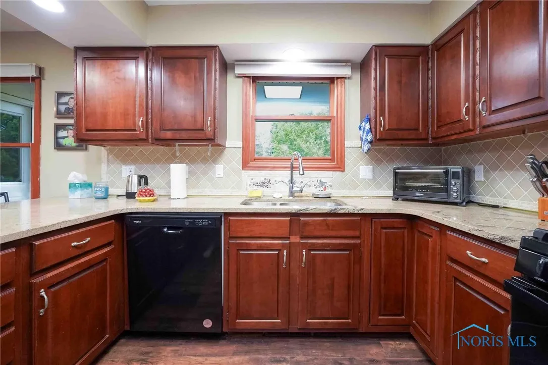 28741 White Road, Perrysburg, Ohio 43551, 5 Bedrooms Bedrooms, 10 Rooms Rooms,3 BathroomsBathrooms,Residential,For Sale,White,6132990