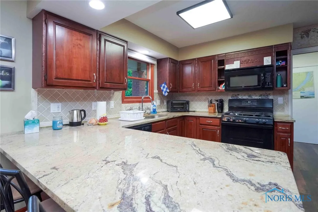 28741 White Road, Perrysburg, Ohio 43551, 5 Bedrooms Bedrooms, 10 Rooms Rooms,3 BathroomsBathrooms,Residential,For Sale,White,6132990