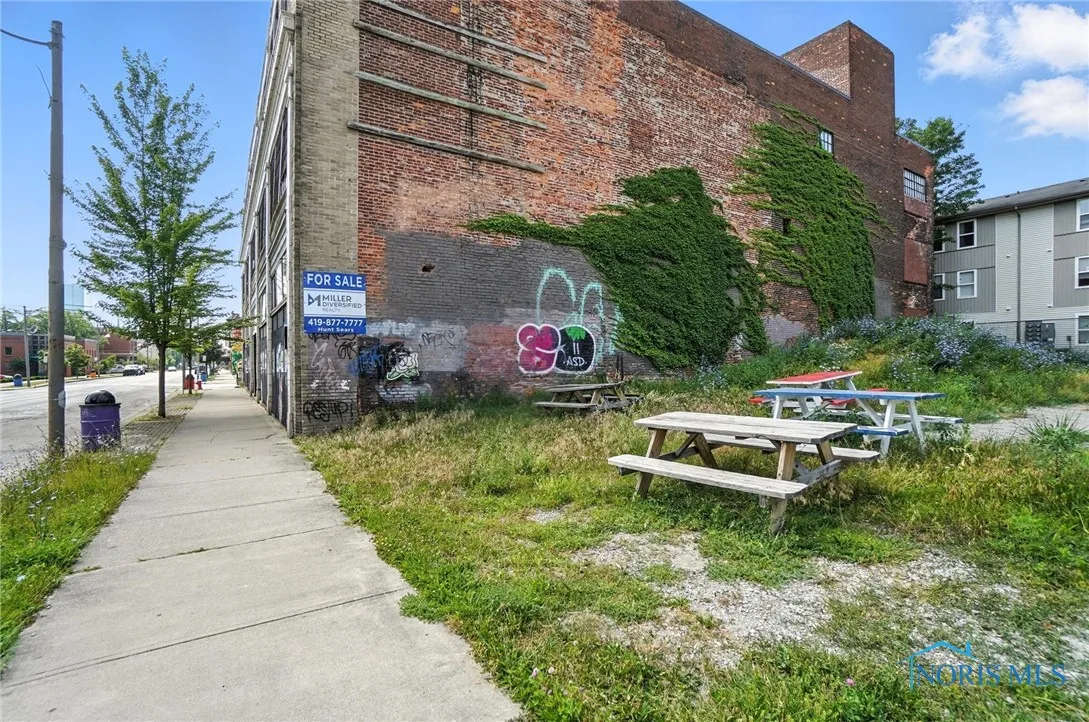 1301 Adams Street, Toledo, Ohio 43604, ,Commercial Sale,For Sale,Adams,6133064