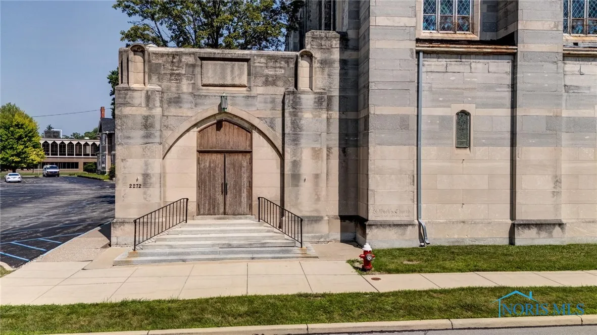 2272 Collingwood Boulevard, Toledo, Ohio 43620, ,Commercial Sale,For Sale,Collingwood,6133179