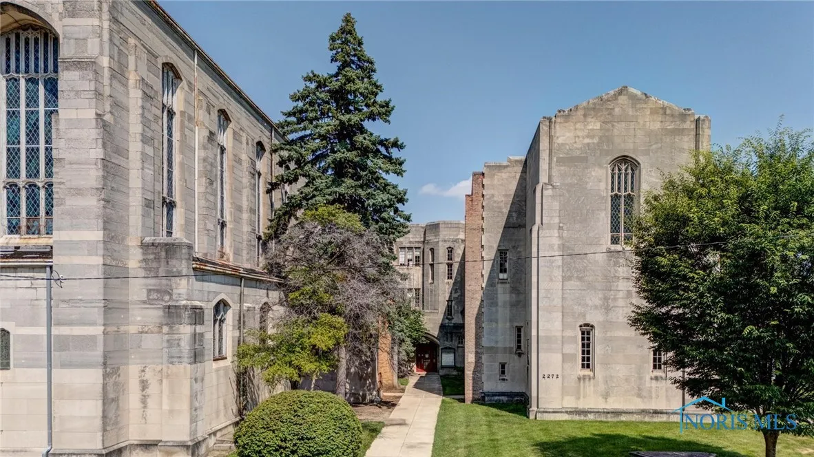 2272 Collingwood Boulevard, Toledo, Ohio 43620, ,Commercial Sale,For Sale,Collingwood,6133179