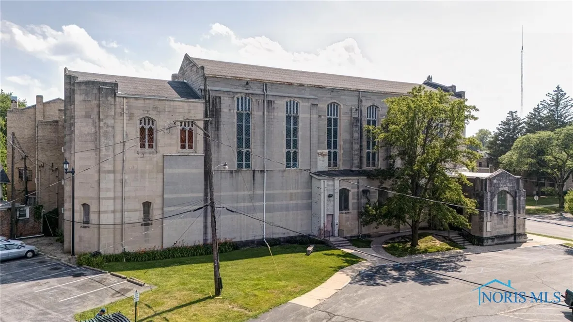 2272 Collingwood Boulevard, Toledo, Ohio 43620, ,Commercial Sale,For Sale,Collingwood,6133179