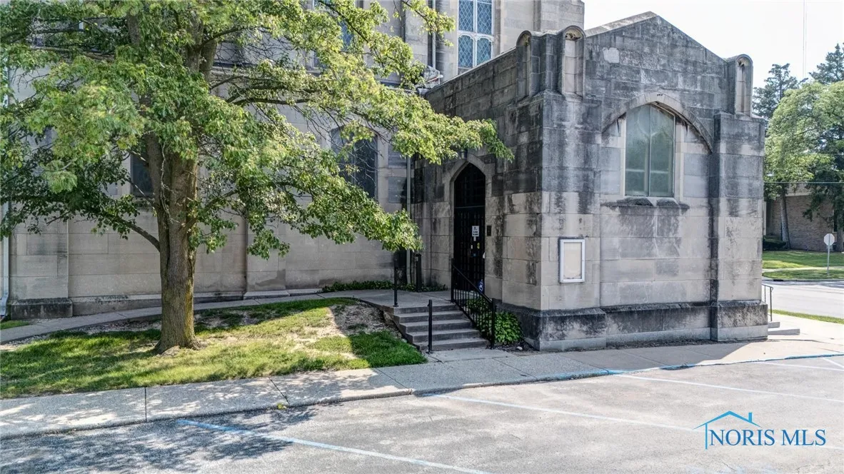 2272 Collingwood Boulevard, Toledo, Ohio 43620, ,Commercial Sale,For Sale,Collingwood,6133179