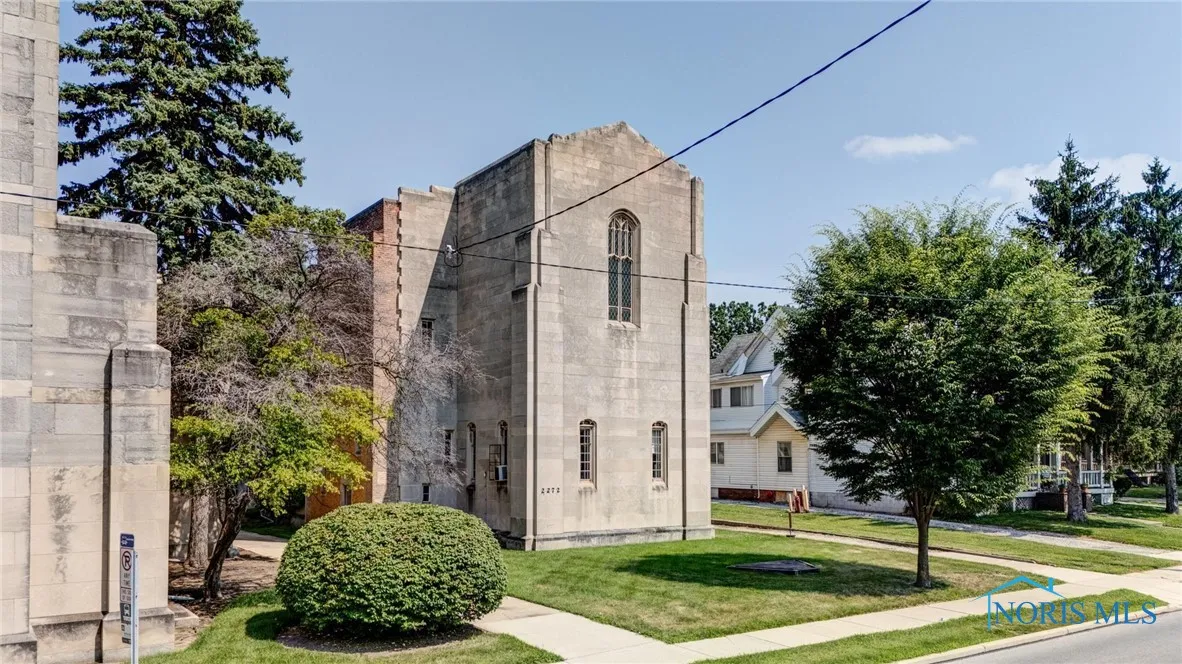 2272 Collingwood Boulevard, Toledo, Ohio 43620, ,Commercial Sale,For Sale,Collingwood,6133179