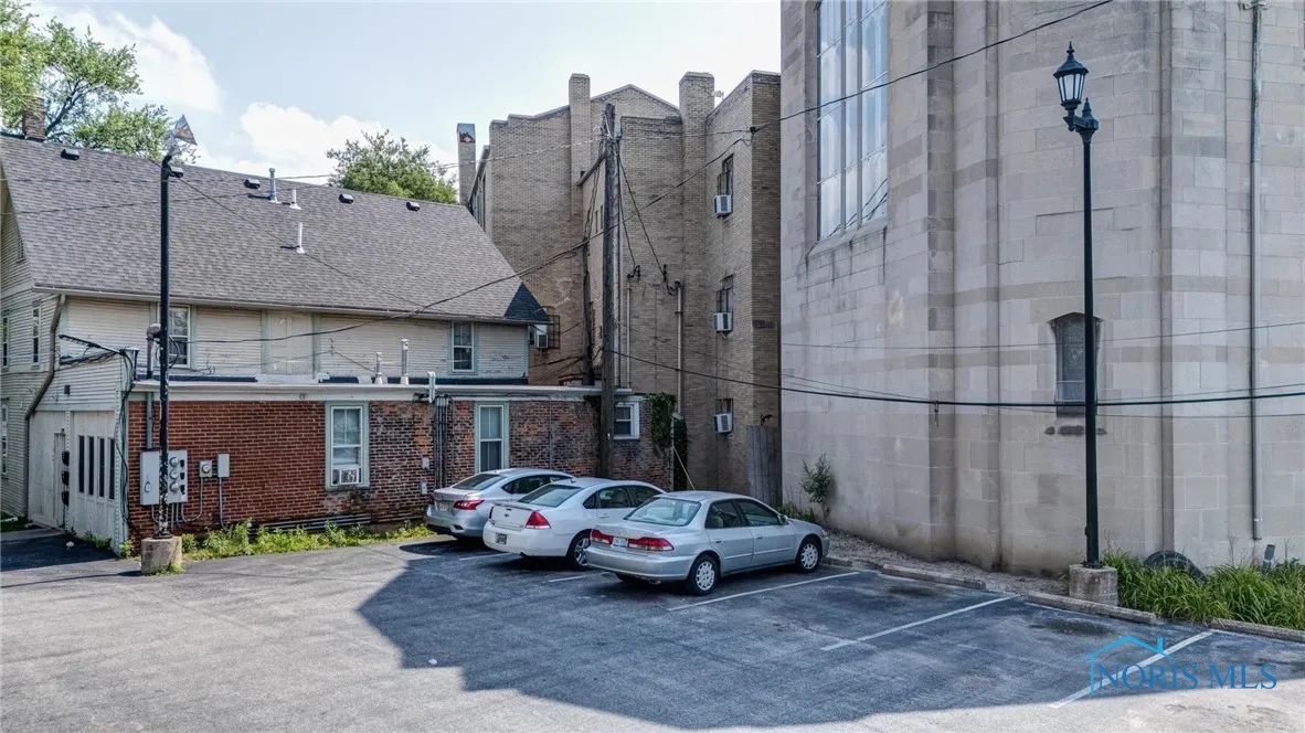 2272 Collingwood Boulevard, Toledo, Ohio 43620, ,Commercial Sale,For Sale,Collingwood,6133179