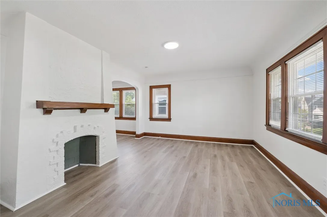 4117 Kingsbury Avenue Upper, Toledo, Ohio 43612, 2 Bedrooms Bedrooms, 5 Rooms Rooms,1 BathroomBathrooms,Residential Lease,For Rent,Kingsbury,6133598