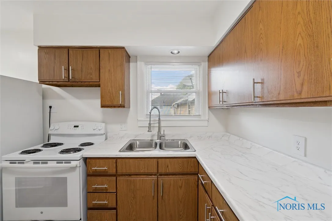 4117 Kingsbury Avenue Upper, Toledo, Ohio 43612, 2 Bedrooms Bedrooms, 5 Rooms Rooms,1 BathroomBathrooms,Residential Lease,For Rent,Kingsbury,6133598