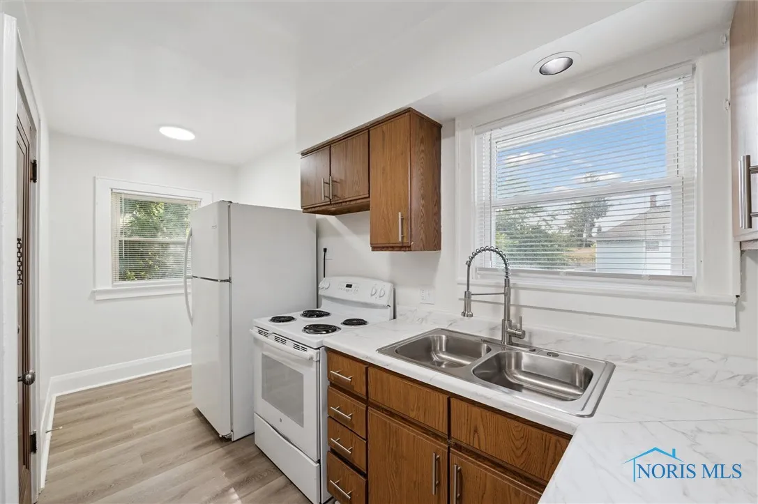 4117 Kingsbury Avenue Upper, Toledo, Ohio 43612, 2 Bedrooms Bedrooms, 5 Rooms Rooms,1 BathroomBathrooms,Residential Lease,For Rent,Kingsbury,6133598