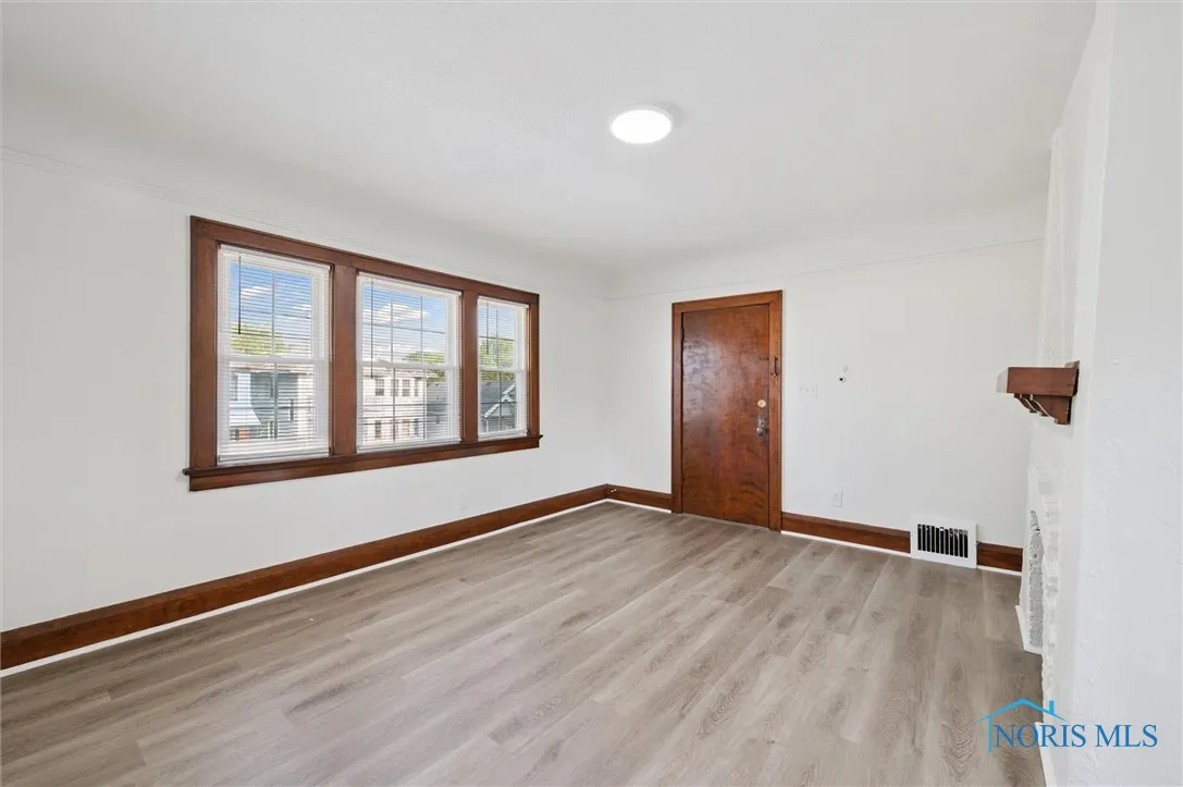 4117 Kingsbury Avenue Upper, Toledo, Ohio 43612, 2 Bedrooms Bedrooms, 5 Rooms Rooms,1 BathroomBathrooms,Residential Lease,For Rent,Kingsbury,6133598