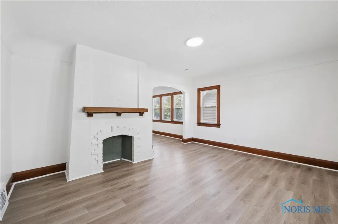 4117 Kingsbury Avenue Upper, Toledo, Ohio 43612, 2 Bedrooms Bedrooms, 5 Rooms Rooms,1 BathroomBathrooms,Residential Lease,For Rent,Kingsbury,6133598