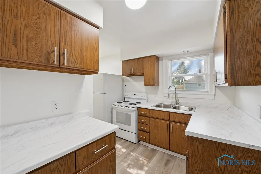 4117 Kingsbury Avenue Upper, Toledo, Ohio 43612, 2 Bedrooms Bedrooms, 5 Rooms Rooms,1 BathroomBathrooms,Residential Lease,For Rent,Kingsbury,6133598