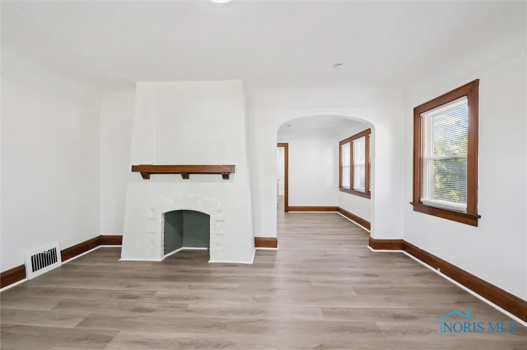 4117 Kingsbury Avenue Upper, Toledo, Ohio 43612, 2 Bedrooms Bedrooms, 5 Rooms Rooms,1 BathroomBathrooms,Residential Lease,For Rent,Kingsbury,6133598