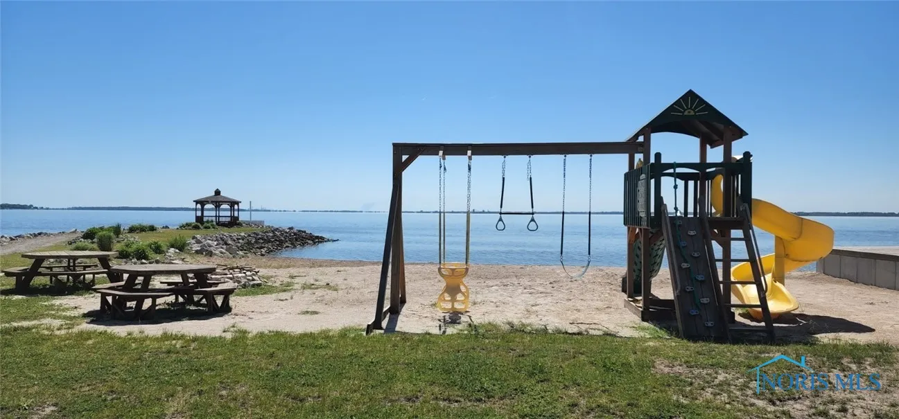 2703 S Harbor Bay Drive 1322, Lakeside Marblehead, Ohio 43440, 3 Bedrooms Bedrooms, ,2 BathroomsBathrooms,Residential,For Sale,Harbor Bay,6133602