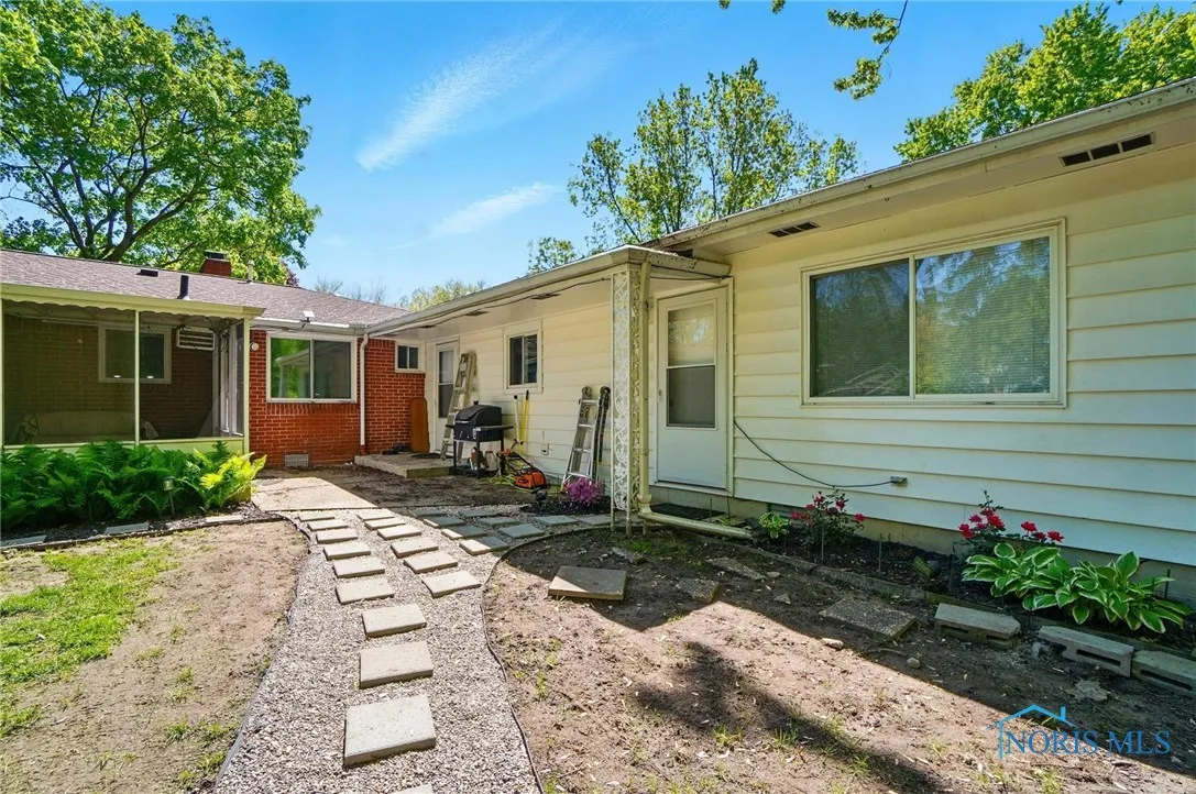 4811 Larkhaven Drive, Toledo, Ohio 43623, 4 Bedrooms Bedrooms, 11 Rooms Rooms,2 BathroomsBathrooms,Residential,For Sale,Larkhaven,6133612