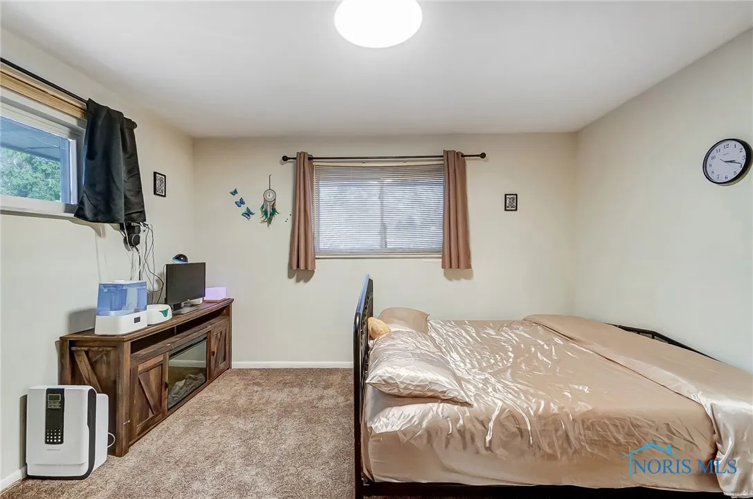 4811 Larkhaven Drive, Toledo, Ohio 43623, 4 Bedrooms Bedrooms, 11 Rooms Rooms,2 BathroomsBathrooms,Residential,For Sale,Larkhaven,6133612