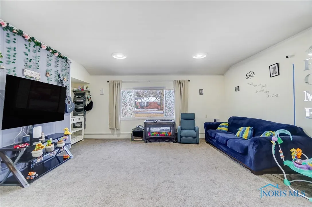 4811 Larkhaven Drive, Toledo, Ohio 43623, 4 Bedrooms Bedrooms, 11 Rooms Rooms,2 BathroomsBathrooms,Residential,For Sale,Larkhaven,6133612