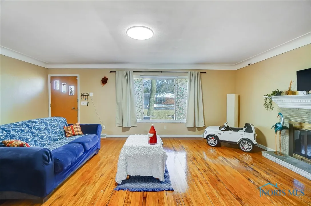 4811 Larkhaven Drive, Toledo, Ohio 43623, 4 Bedrooms Bedrooms, 11 Rooms Rooms,2 BathroomsBathrooms,Residential,For Sale,Larkhaven,6133612