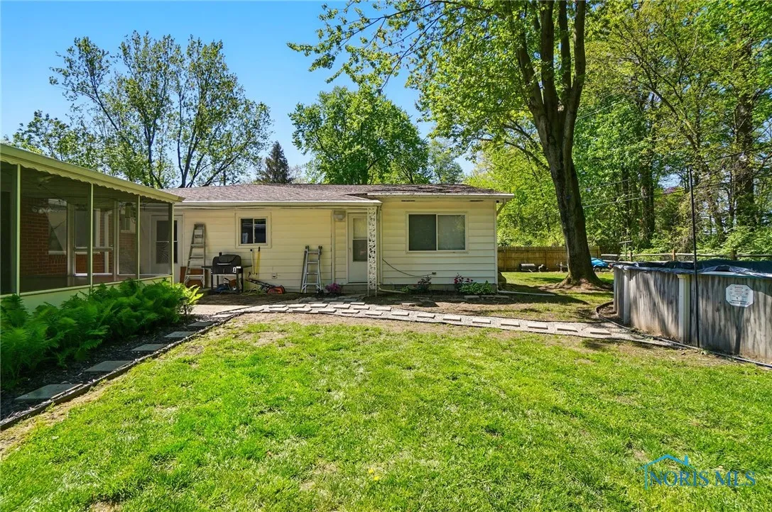 4811 Larkhaven Drive, Toledo, Ohio 43623, 4 Bedrooms Bedrooms, 11 Rooms Rooms,2 BathroomsBathrooms,Residential,For Sale,Larkhaven,6133612