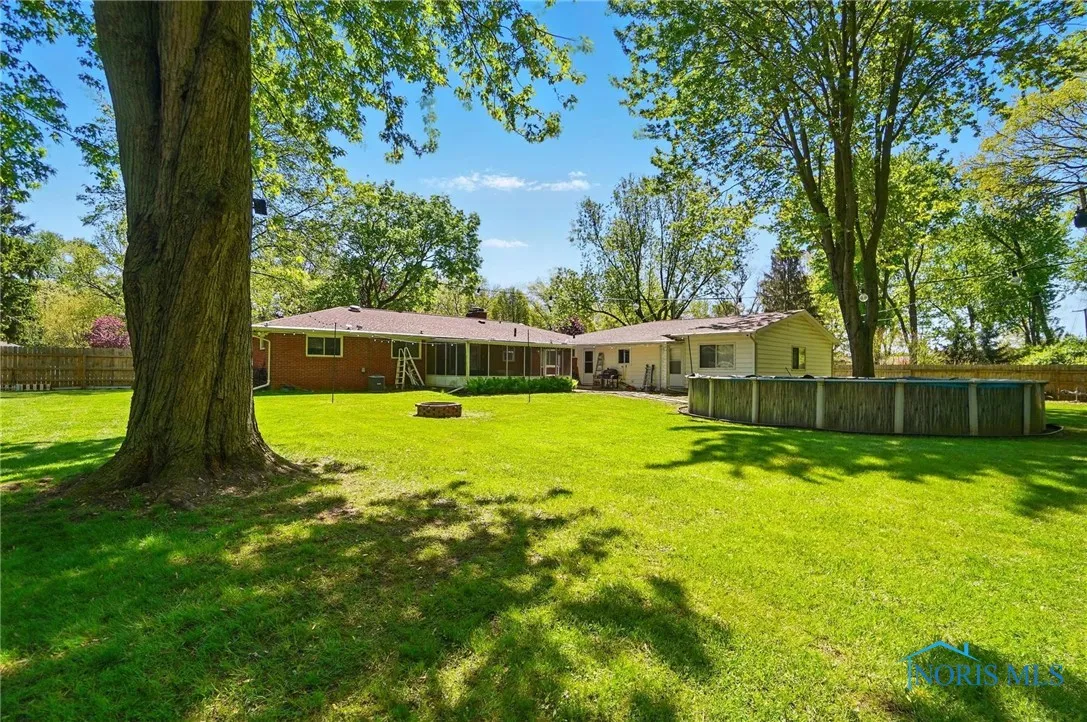 4811 Larkhaven Drive, Toledo, Ohio 43623, 4 Bedrooms Bedrooms, 11 Rooms Rooms,2 BathroomsBathrooms,Residential,For Sale,Larkhaven,6133612