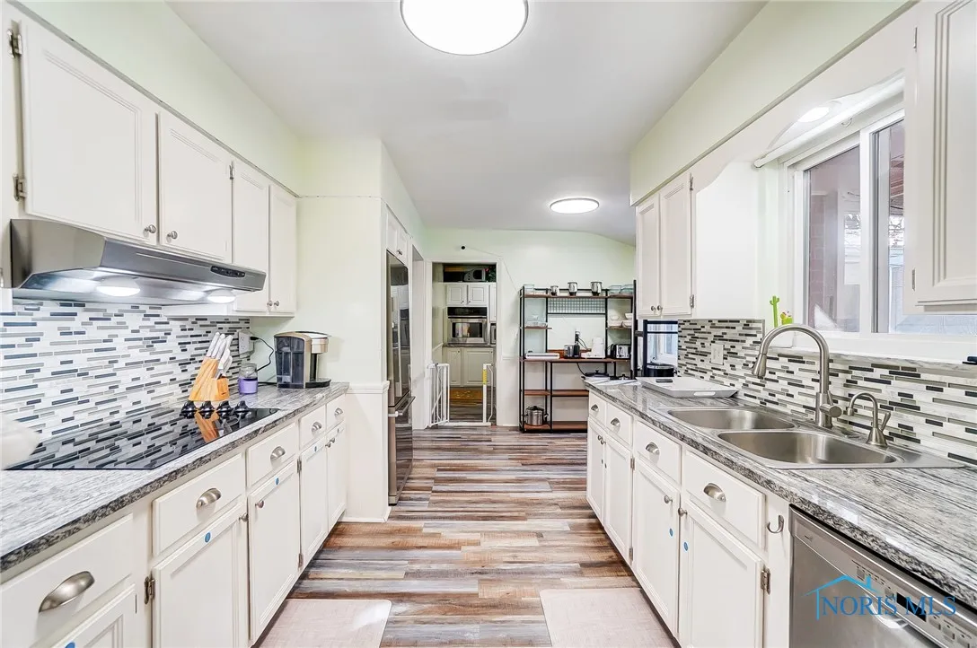 4811 Larkhaven Drive, Toledo, Ohio 43623, 4 Bedrooms Bedrooms, 11 Rooms Rooms,2 BathroomsBathrooms,Residential,For Sale,Larkhaven,6133612