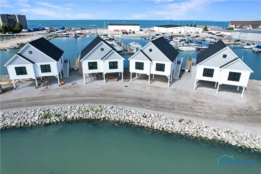545 W Lakeshore Drive, Port Clinton, Ohio 43452, 3 Bedrooms Bedrooms, 8 Rooms Rooms,2 BathroomsBathrooms,Residential,For Sale,Lakeshore,6133618