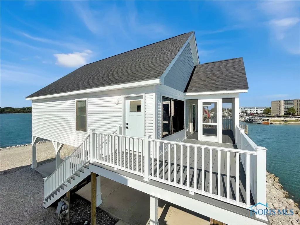 545 W Lakeshore Drive, Port Clinton, Ohio 43452, 3 Bedrooms Bedrooms, 8 Rooms Rooms,2 BathroomsBathrooms,Residential,For Sale,Lakeshore,6133618