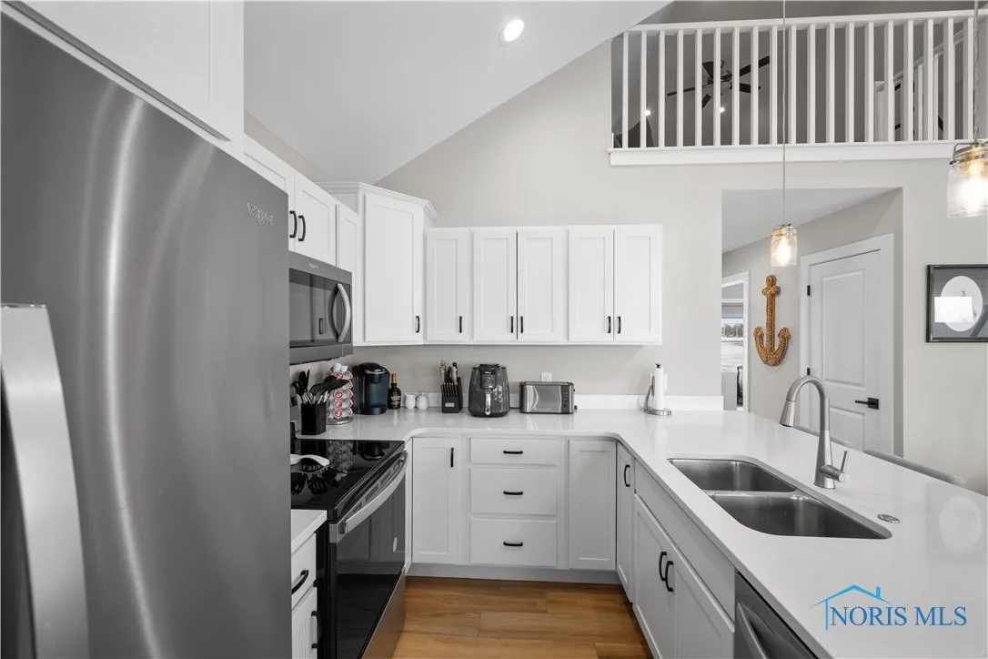 545 W Lakeshore Drive, Port Clinton, Ohio 43452, 3 Bedrooms Bedrooms, 8 Rooms Rooms,2 BathroomsBathrooms,Residential,For Sale,Lakeshore,6133618