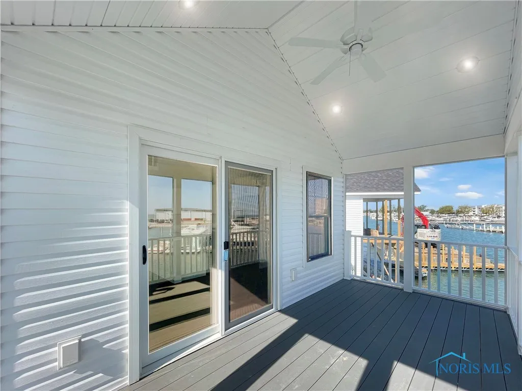 545 W Lakeshore Drive, Port Clinton, Ohio 43452, 3 Bedrooms Bedrooms, 8 Rooms Rooms,2 BathroomsBathrooms,Residential,For Sale,Lakeshore,6133618