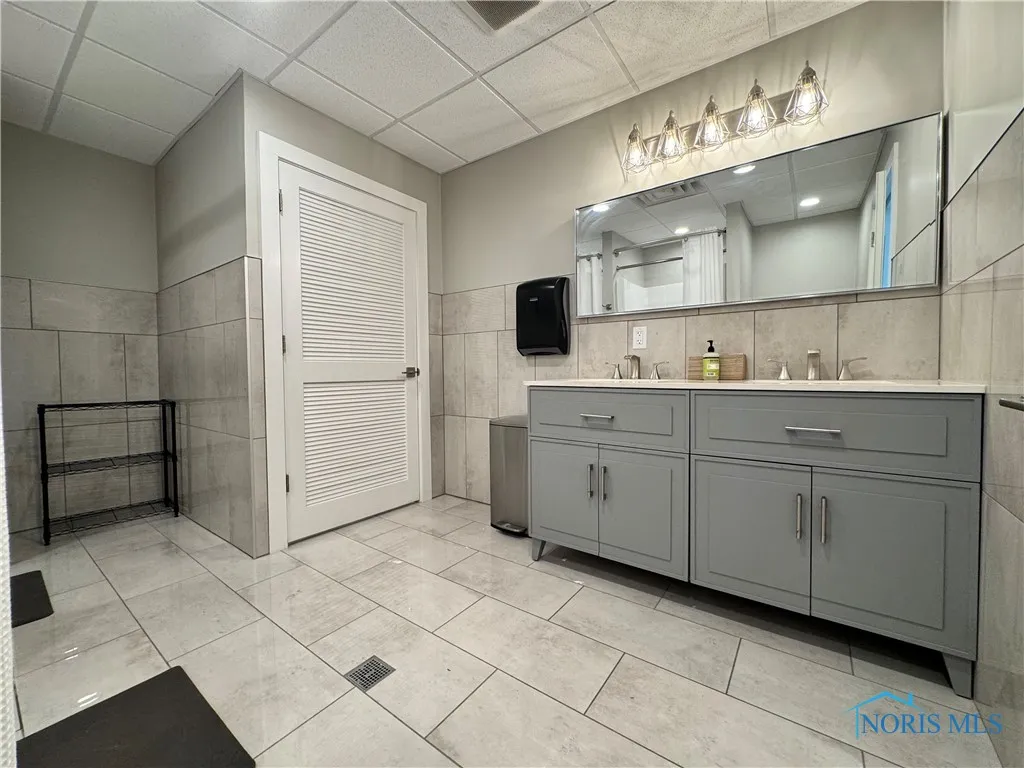 545 W Lakeshore Drive, Port Clinton, Ohio 43452, 3 Bedrooms Bedrooms, 8 Rooms Rooms,2 BathroomsBathrooms,Residential,For Sale,Lakeshore,6133618