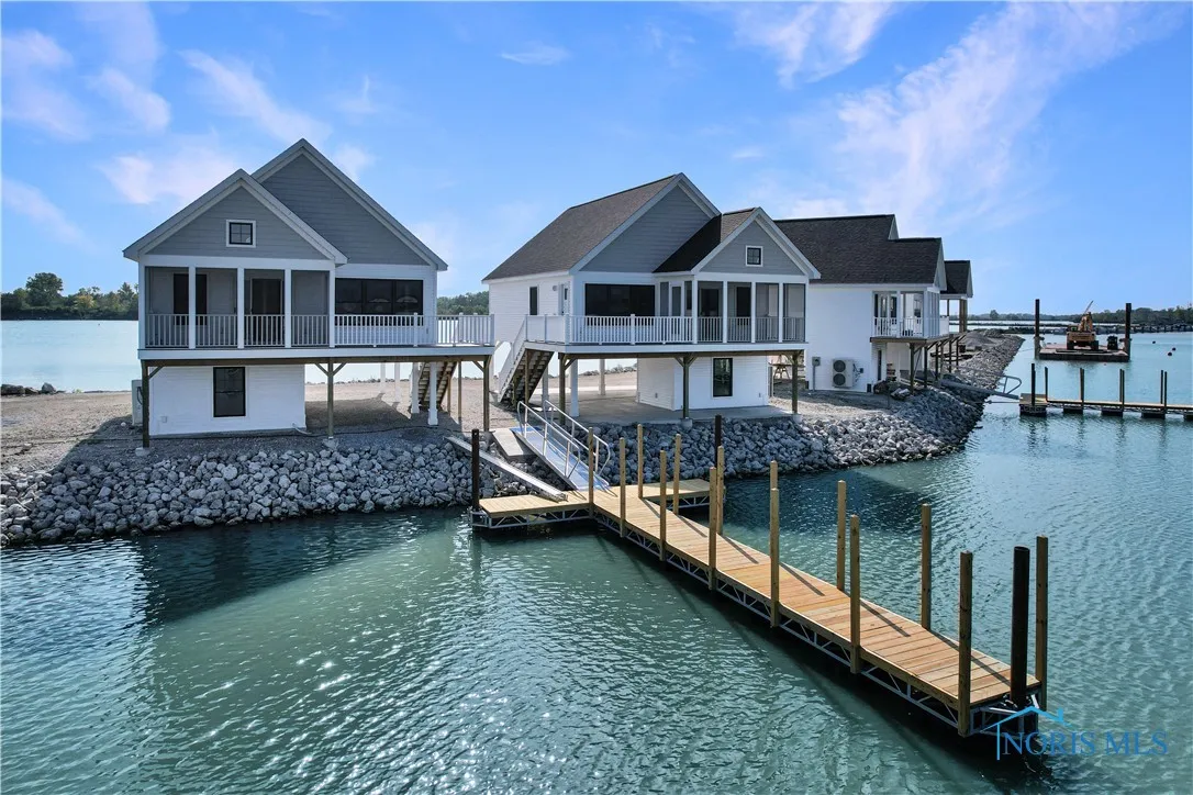 545 W Lakeshore Drive, Port Clinton, Ohio 43452, 3 Bedrooms Bedrooms, 8 Rooms Rooms,2 BathroomsBathrooms,Residential,For Sale,Lakeshore,6133618