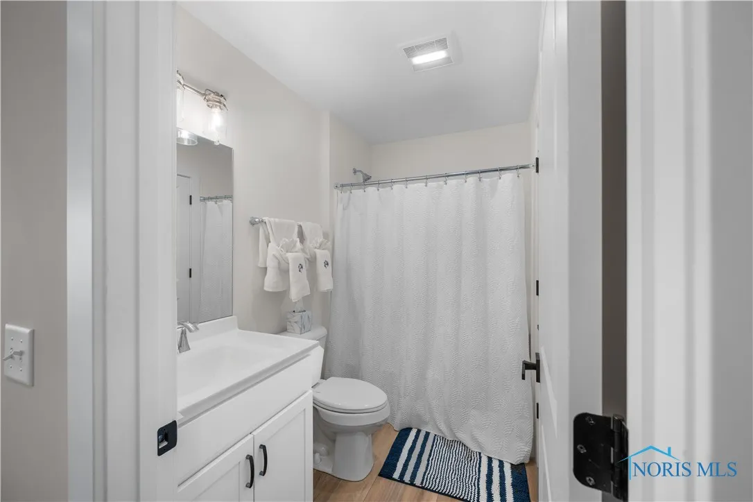 545 W Lakeshore Drive, Port Clinton, Ohio 43452, 3 Bedrooms Bedrooms, 8 Rooms Rooms,2 BathroomsBathrooms,Residential,For Sale,Lakeshore,6133618