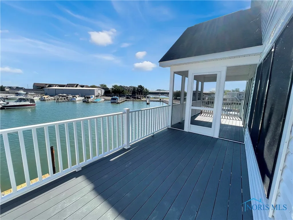 545 W Lakeshore Drive 9, Port Clinton, Ohio 43452, 3 Bedrooms Bedrooms, 8 Rooms Rooms,2 BathroomsBathrooms,Residential,For Sale,Lakeshore,6133626