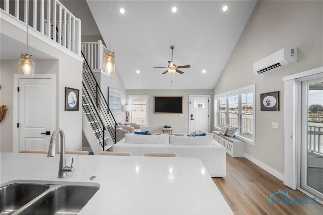 545 W Lakeshore Drive 9, Port Clinton, Ohio 43452, 3 Bedrooms Bedrooms, 8 Rooms Rooms,2 BathroomsBathrooms,Residential,For Sale,Lakeshore,6133626