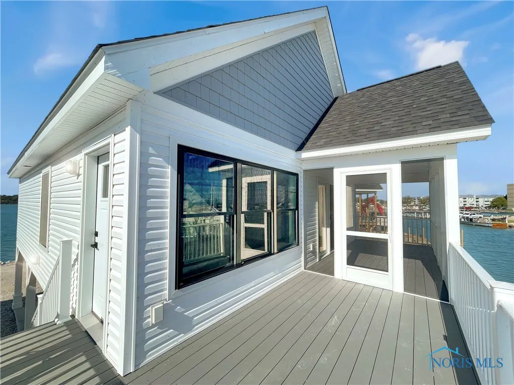 545 W Lakeshore Drive 9, Port Clinton, Ohio 43452, 3 Bedrooms Bedrooms, 8 Rooms Rooms,2 BathroomsBathrooms,Residential,For Sale,Lakeshore,6133626