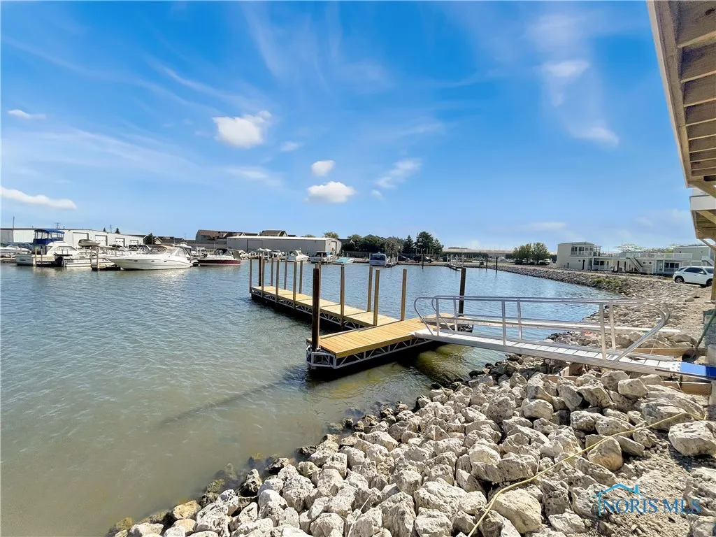 545 W Lakeshore Drive 9, Port Clinton, Ohio 43452, 3 Bedrooms Bedrooms, 8 Rooms Rooms,2 BathroomsBathrooms,Residential,For Sale,Lakeshore,6133626