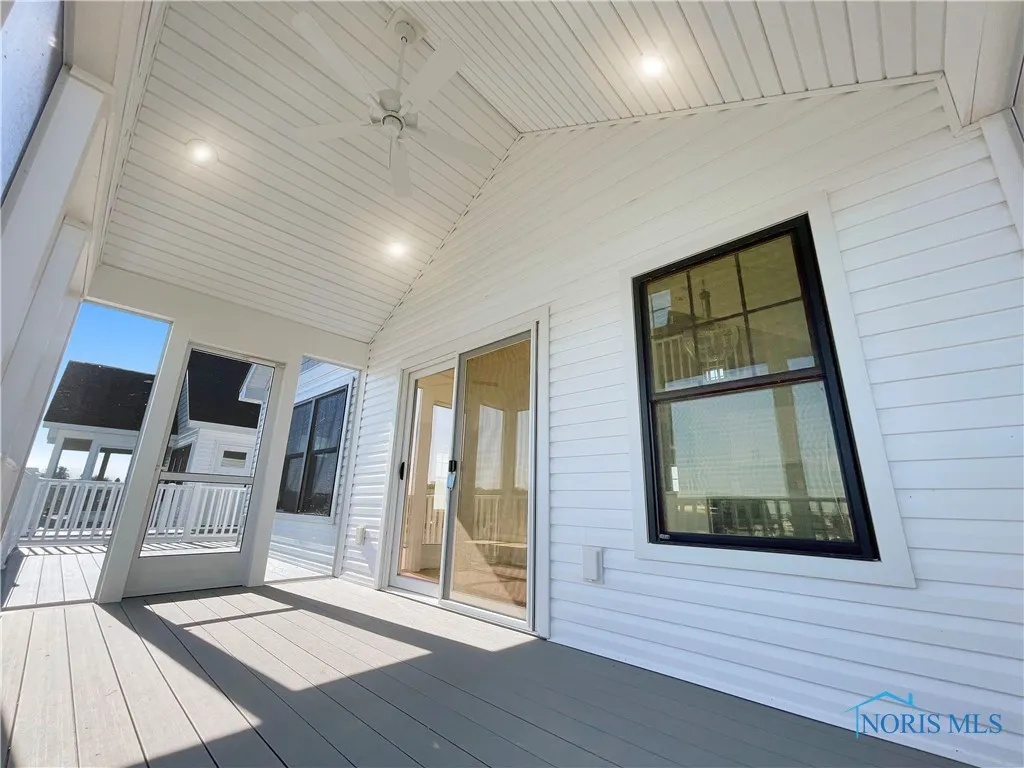 545 W Lakeshore Drive 9, Port Clinton, Ohio 43452, 3 Bedrooms Bedrooms, 8 Rooms Rooms,2 BathroomsBathrooms,Residential,For Sale,Lakeshore,6133626