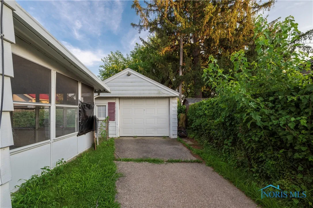 1665 Burgoyne Drive, Toledo, Ohio 43612, 3 Bedrooms Bedrooms, 5 Rooms Rooms,2 BathroomsBathrooms,Residential,For Sale,Burgoyne,6133620