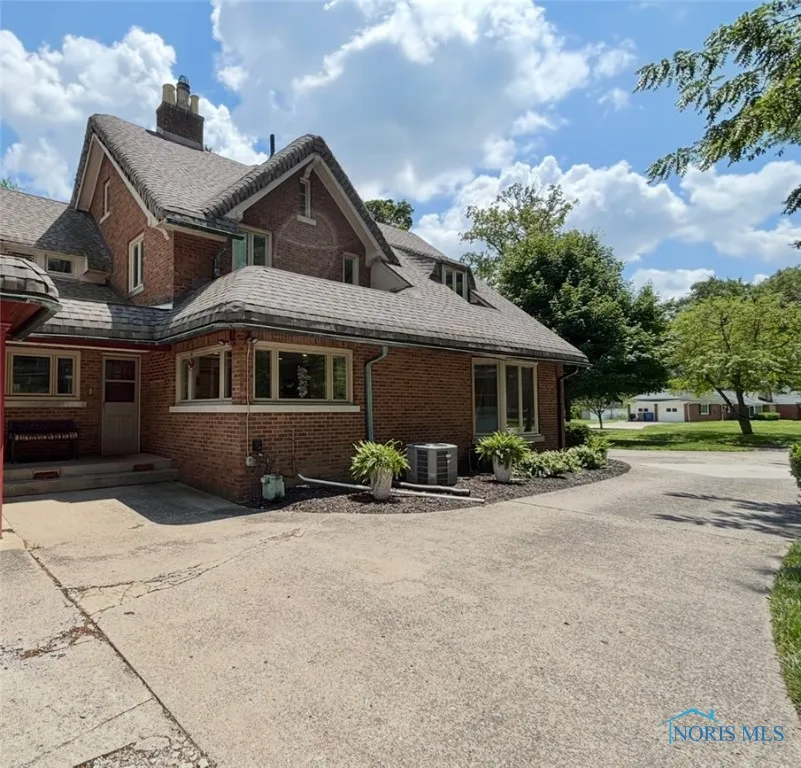 2132 Burroughs Drive, Toledo, Ohio 43614, 4 Bedrooms Bedrooms, 12 Rooms Rooms,3 BathroomsBathrooms,Residential,For Sale,Burroughs,6133672