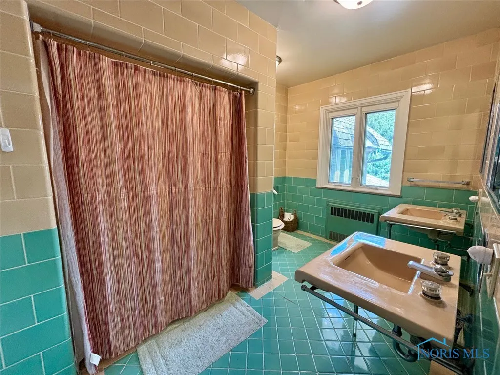 2132 Burroughs Drive, Toledo, Ohio 43614, 4 Bedrooms Bedrooms, 12 Rooms Rooms,3 BathroomsBathrooms,Residential,For Sale,Burroughs,6133672