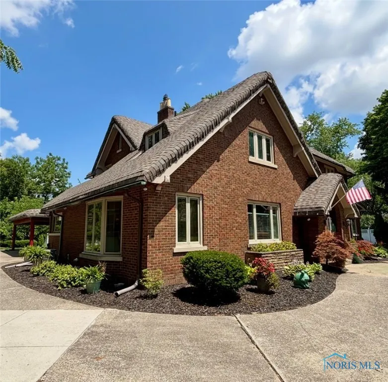 2132 Burroughs Drive, Toledo, Ohio 43614, 4 Bedrooms Bedrooms, 12 Rooms Rooms,3 BathroomsBathrooms,Residential,For Sale,Burroughs,6133672