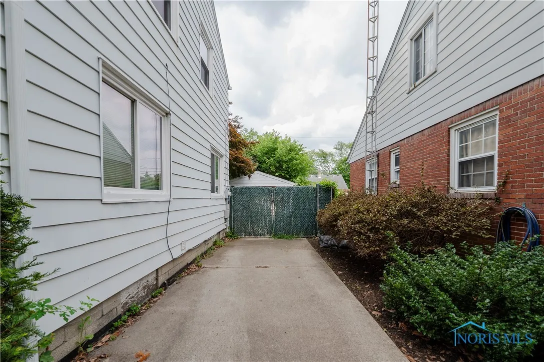 5114 Hallgate Avenue, Toledo, Ohio 43612, 3 Bedrooms Bedrooms, 6 Rooms Rooms,1 BathroomBathrooms,Residential,For Sale,Hallgate,6133652