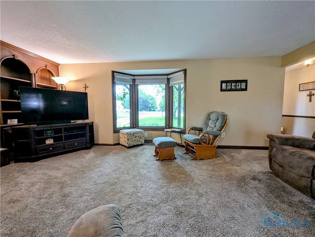 215 Lakeview Drive, Bryan, Ohio 43506, 2 Bedrooms Bedrooms, 7 Rooms Rooms,2 BathroomsBathrooms,Residential,For Sale,Lakeview,6133688