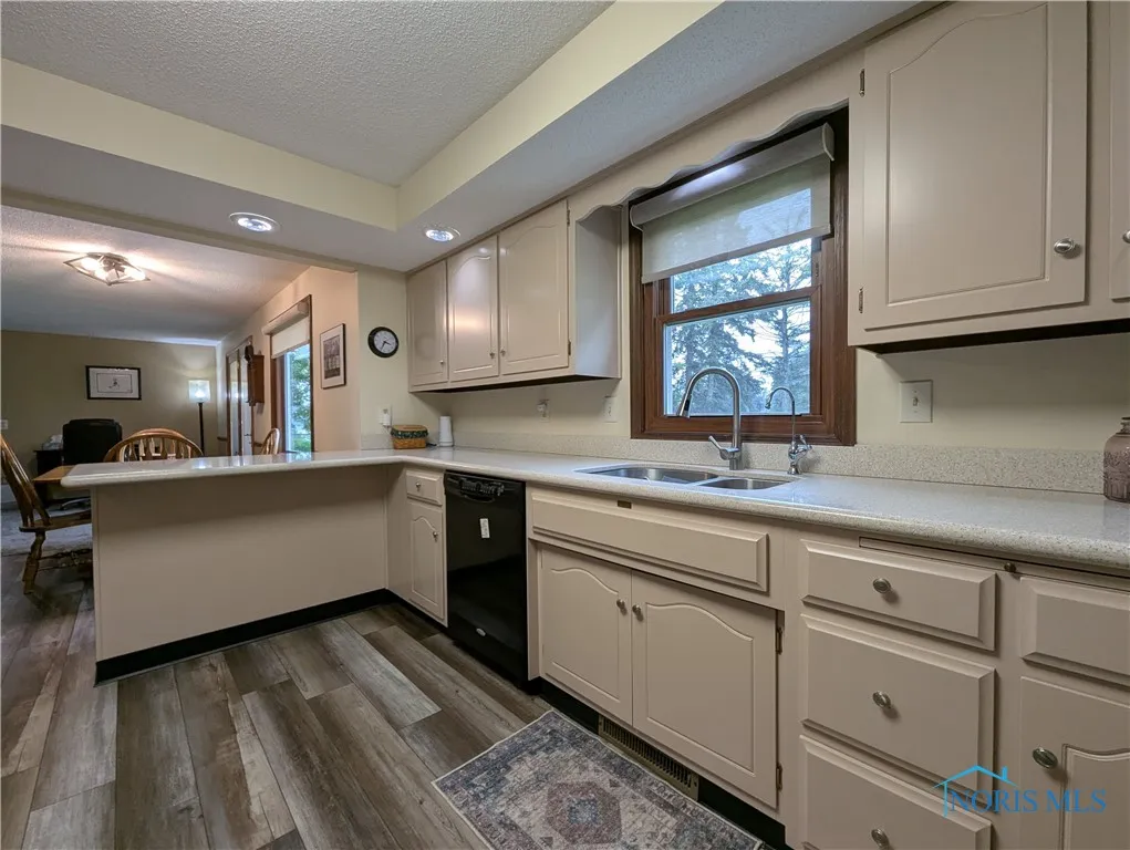 215 Lakeview Drive, Bryan, Ohio 43506, 2 Bedrooms Bedrooms, 7 Rooms Rooms,2 BathroomsBathrooms,Residential,For Sale,Lakeview,6133688
