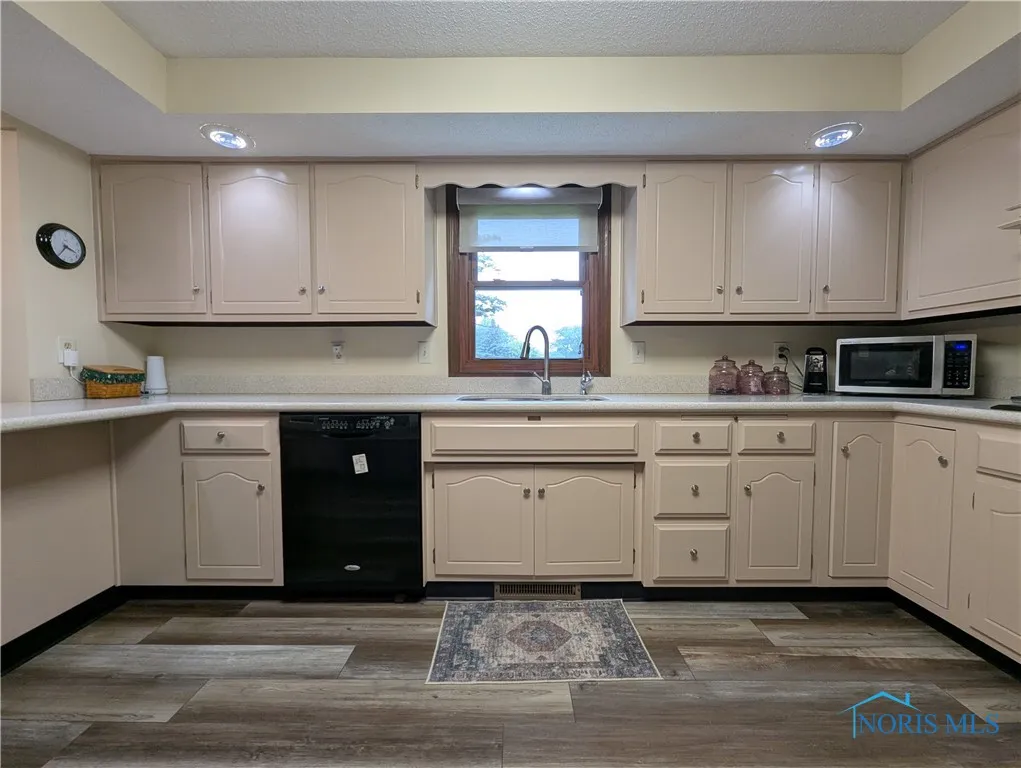 215 Lakeview Drive, Bryan, Ohio 43506, 2 Bedrooms Bedrooms, 7 Rooms Rooms,2 BathroomsBathrooms,Residential,For Sale,Lakeview,6133688