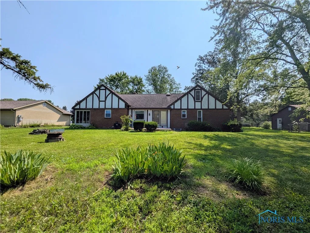 215 Lakeview Drive, Bryan, Ohio 43506, 2 Bedrooms Bedrooms, 7 Rooms Rooms,2 BathroomsBathrooms,Residential,For Sale,Lakeview,6133688