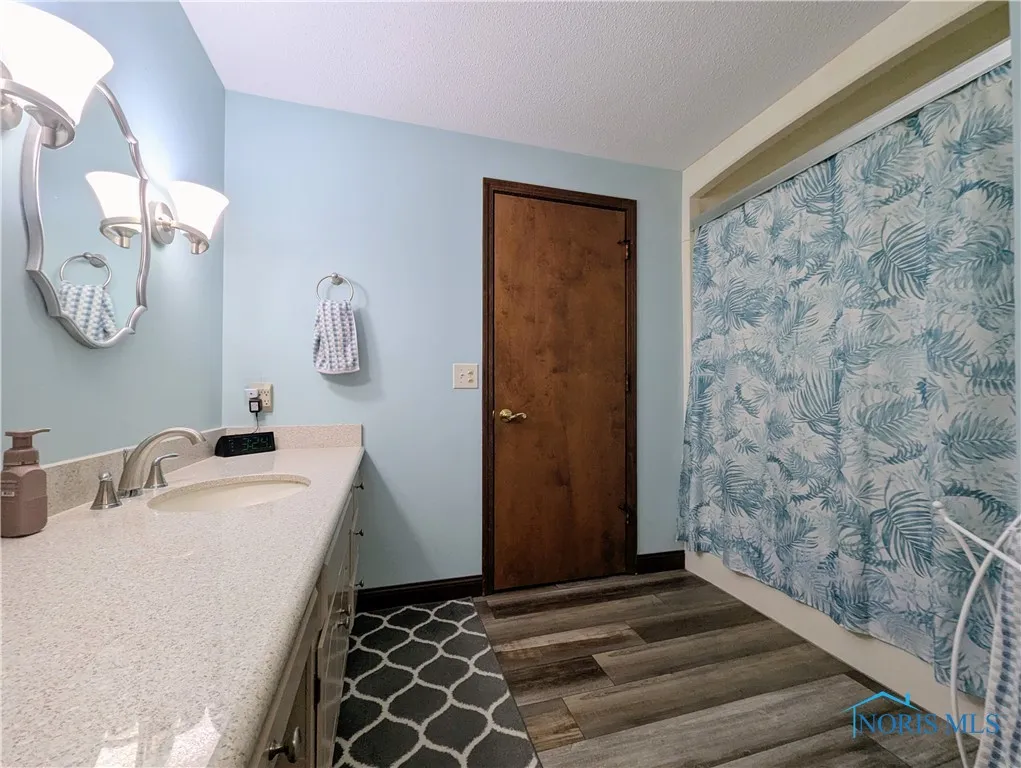 215 Lakeview Drive, Bryan, Ohio 43506, 2 Bedrooms Bedrooms, 7 Rooms Rooms,2 BathroomsBathrooms,Residential,For Sale,Lakeview,6133688