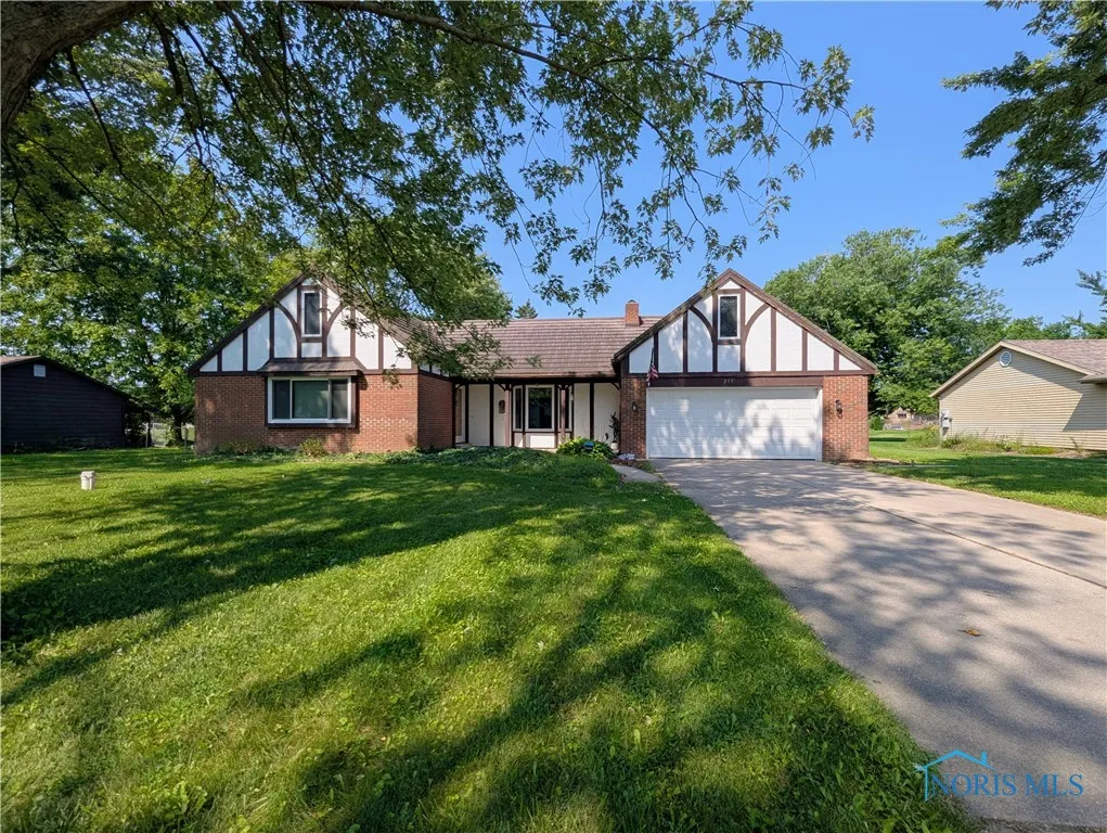 215 Lakeview Drive, Bryan, Ohio 43506, 2 Bedrooms Bedrooms, 7 Rooms Rooms,2 BathroomsBathrooms,Residential,For Sale,Lakeview,6133688
