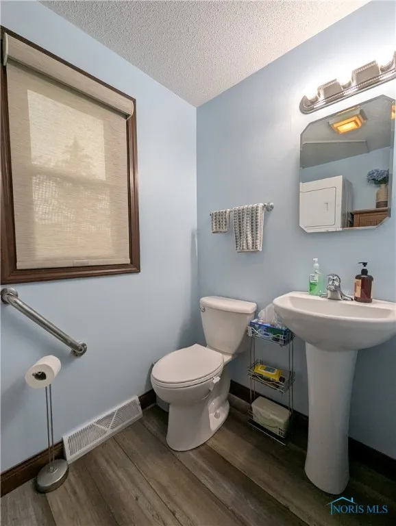 215 Lakeview Drive, Bryan, Ohio 43506, 2 Bedrooms Bedrooms, 7 Rooms Rooms,2 BathroomsBathrooms,Residential,For Sale,Lakeview,6133688
