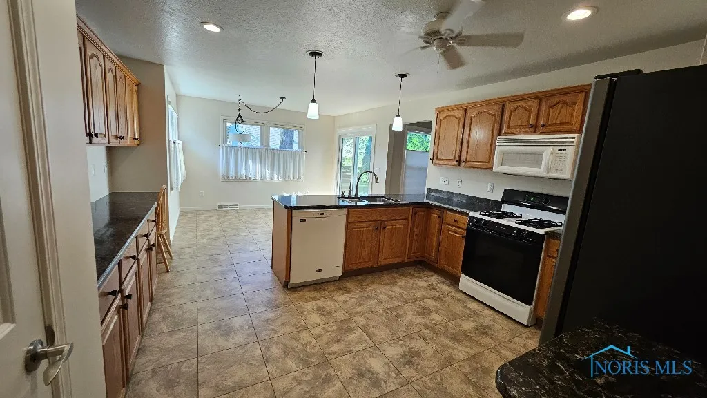7238 Lilac Court, Holland, Ohio 43528, 4 Bedrooms Bedrooms, 8 Rooms Rooms,4 BathroomsBathrooms,Residential,For Sale,Lilac,6133714