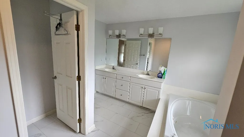 7238 Lilac Court, Holland, Ohio 43528, 4 Bedrooms Bedrooms, 8 Rooms Rooms,4 BathroomsBathrooms,Residential,For Sale,Lilac,6133714